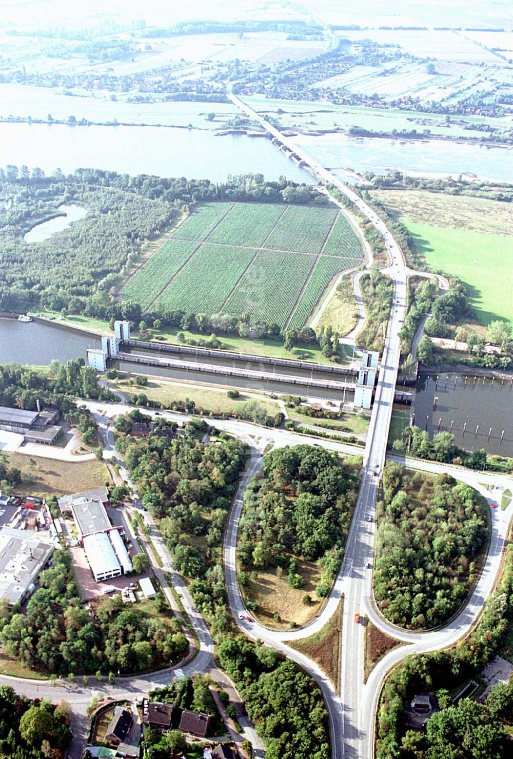 Geesthacht / Niedersachsen aus der Vogelperspektive: Geesthacht / Niedersachsen Blick auf die Elb-Schleuse / Elbstauwehr in Geesthacht an der Elbe, südlich von Hamburg in Niedersachsen 06