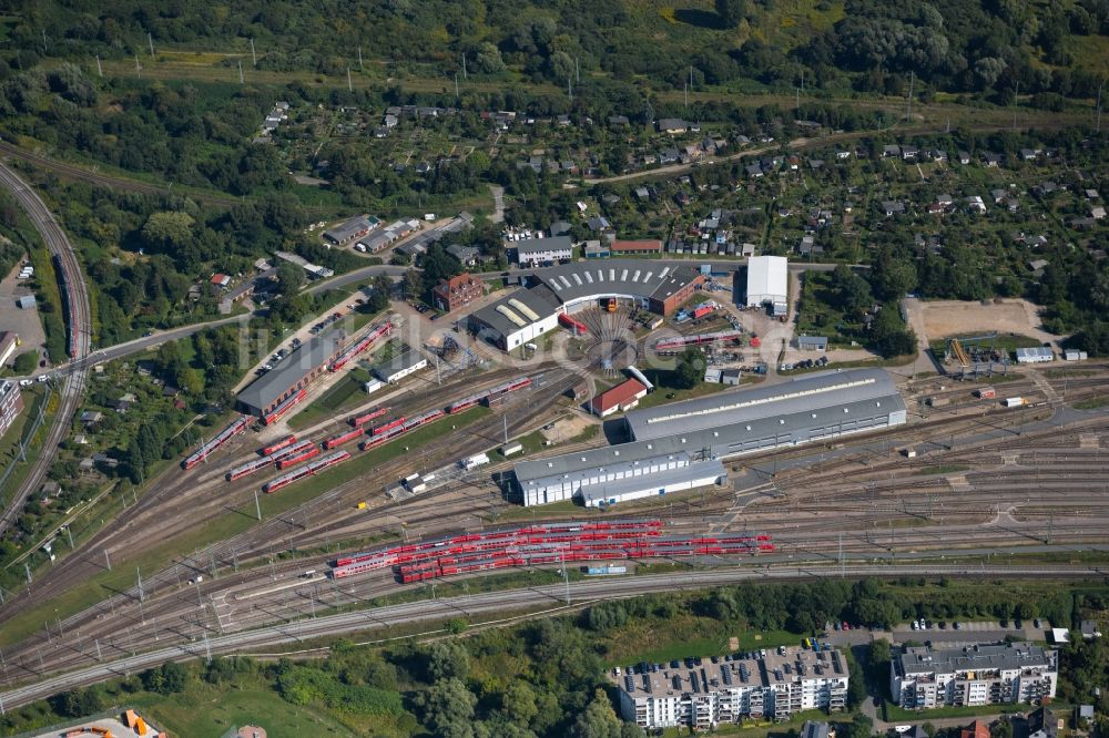 Rostock von oben - Gefüllte Abstellgleise der Deutschen Bahn in Rostock im Bundesland Mecklenburg-Vorpommern, Deutschland