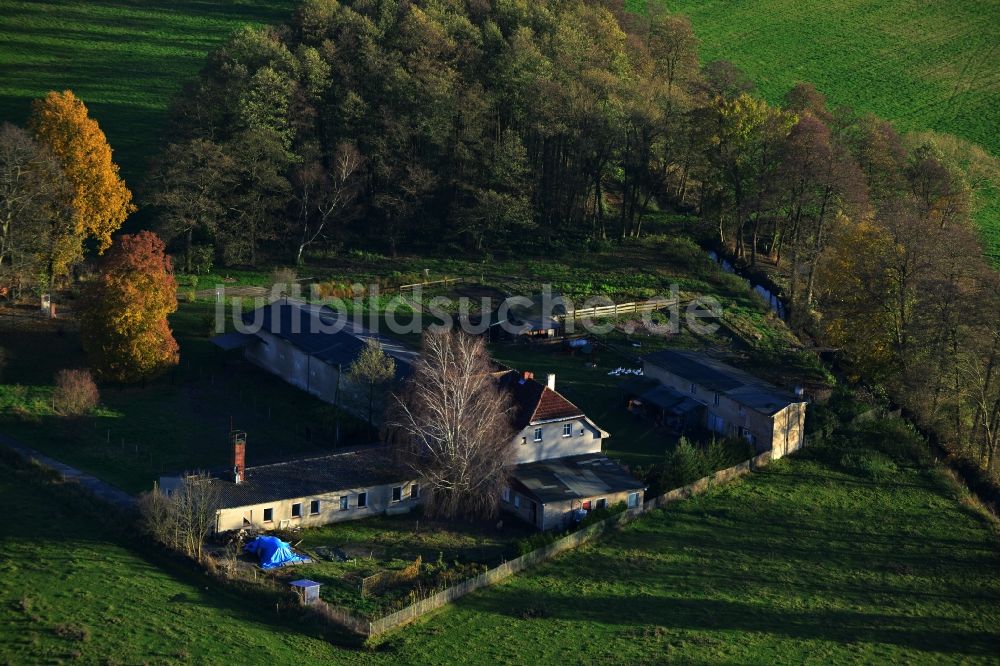 Luftaufnahme Kreuzbruch - Gehöft und Bauernhof des ehemaligen Flugplatz Kreuzbruch im Bundesland Brandenburg, Deutschland