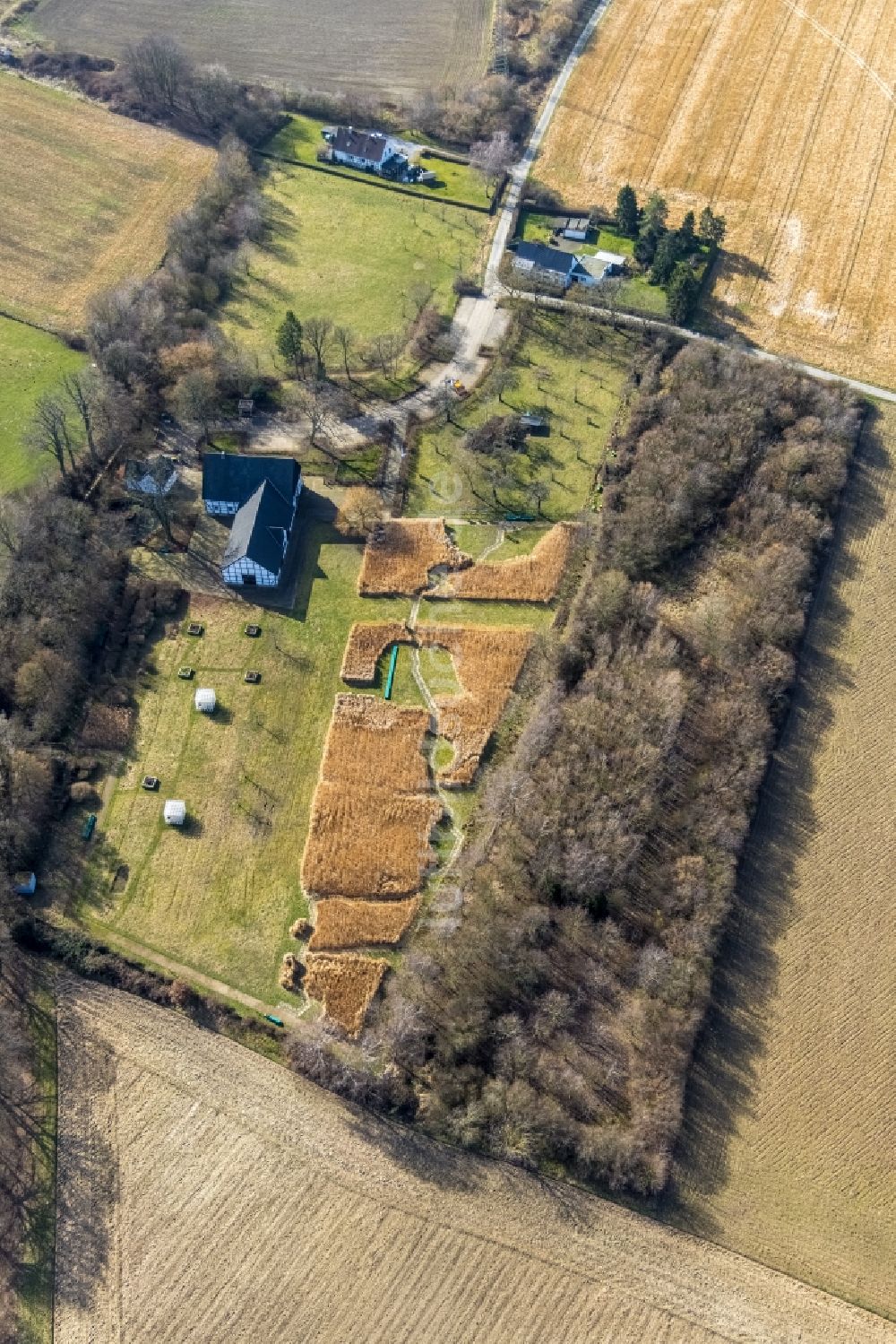 Luftaufnahme Holzwickede - Gehöft und Bauernhof des Emscherquellhof an der Quellenstraße im Ortsteil Aplerbeck in Holzwickede im Bundesland Nordrhein-Westfalen, Deutschland