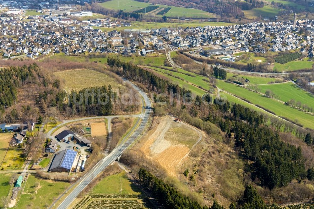 Luftaufnahme Schmallenberg - Gehöft und Bauernhof an der Hochstraße in Schmallenberg im Bundesland Nordrhein-Westfalen, Deutschland