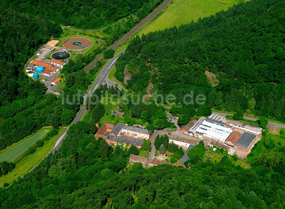 Schweisweiler von oben - Gehöft und Bauernhof in Schweisweiler im Bundesland Rheinland-Pfalz, Deutschland