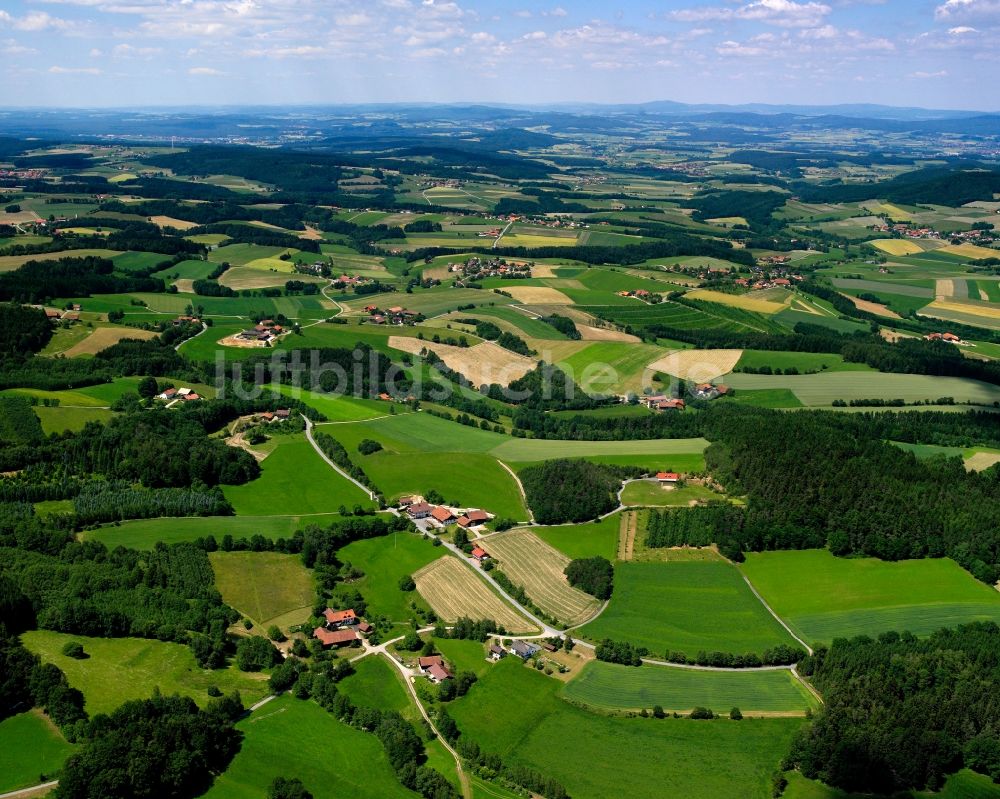 Wullendorf aus der Vogelperspektive: Gehöft und Bauernhof in Wullendorf im Bundesland Bayern, Deutschland