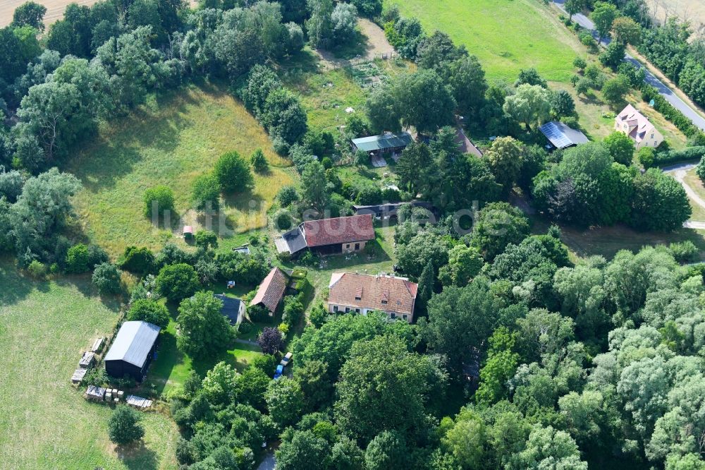 Ackermannshof aus der Vogelperspektive: Gehöft eines Bauernhofes in Ackermannshof im Bundesland Brandenburg, Deutschland