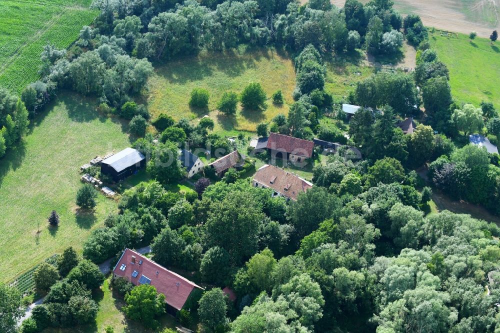 Ackermannshof von oben - Gehöft eines Bauernhofes in Ackermannshof im Bundesland Brandenburg, Deutschland