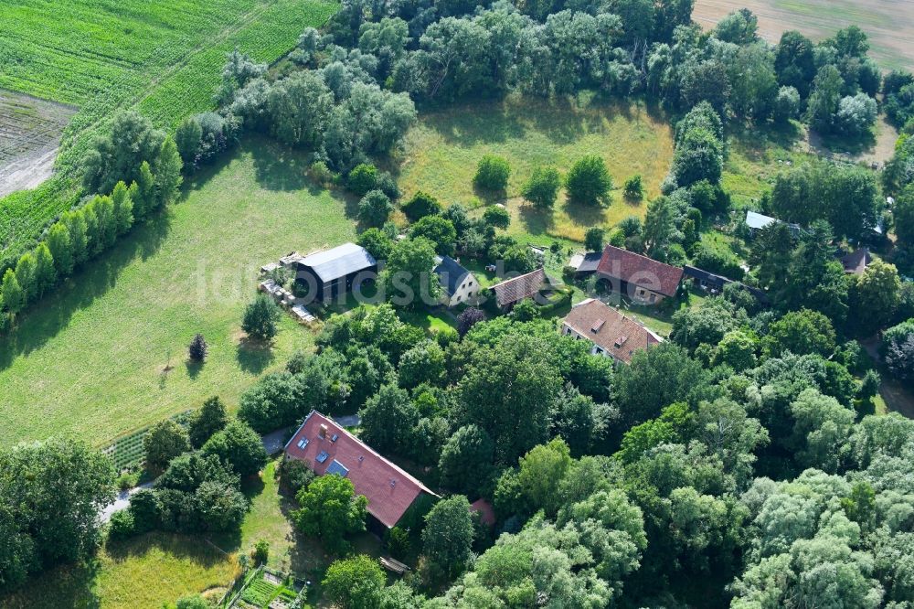 Ackermannshof aus der Vogelperspektive: Gehöft eines Bauernhofes in Ackermannshof im Bundesland Brandenburg, Deutschland