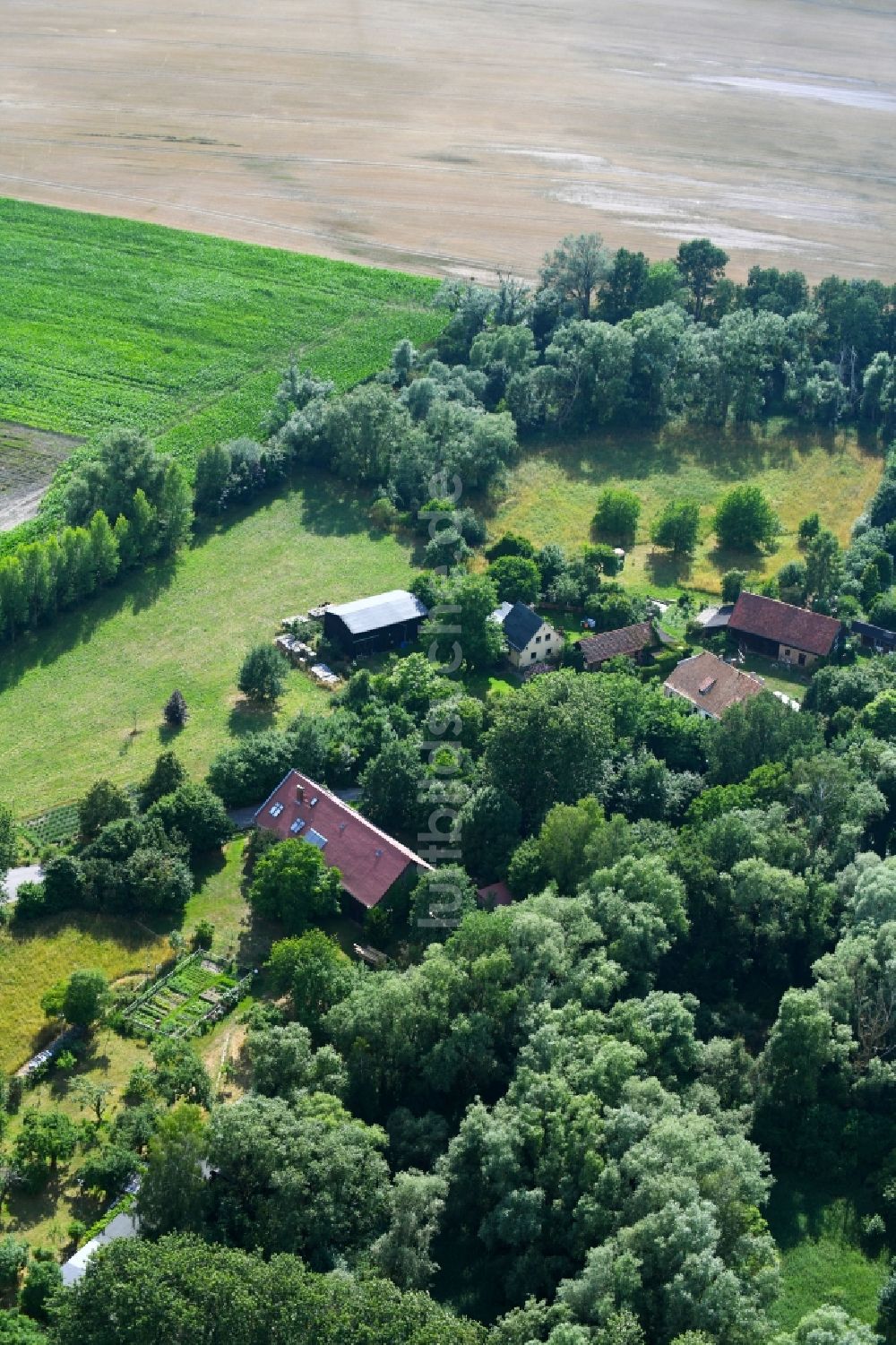 Ackermannshof von oben - Gehöft eines Bauernhofes in Ackermannshof im Bundesland Brandenburg, Deutschland