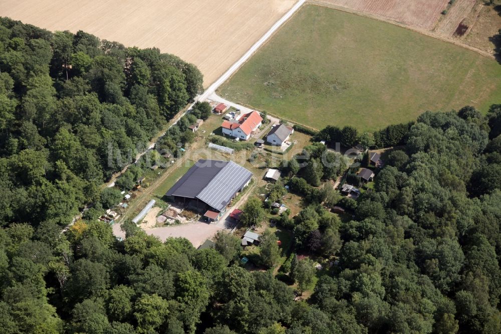 Taunusstein von oben - Gehöft des Bauernhofes Biohof Platte am Rand von Wäldern und bestellten Feldern in Taunusstein im Bundesland Hessen