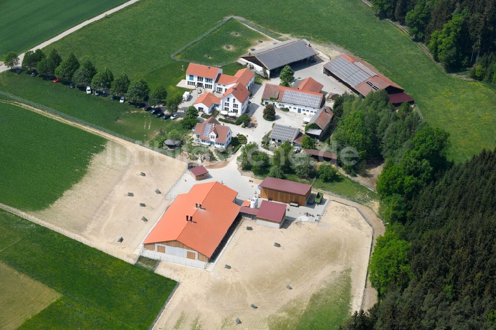 Luftaufnahme Hilgertshausen-Tandern - Gehöft des Bauernhofes Ferlhof in Hilgertshausen-Tandern im Bundesland Bayern, Deutschland