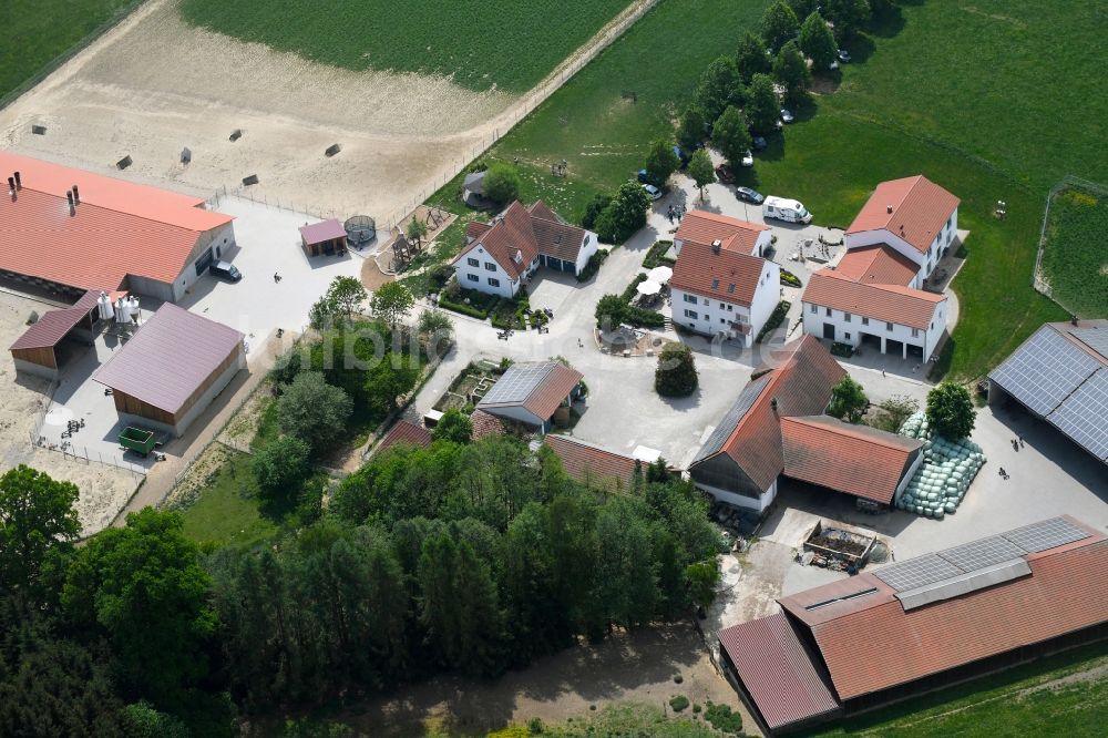 Hilgertshausen-Tandern von oben - Gehöft des Bauernhofes Ferlhof in Hilgertshausen-Tandern im Bundesland Bayern, Deutschland