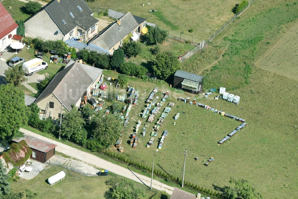 Parmen aus der Vogelperspektive: Gehöft eines Bauernhofes mit Imkereibetrieb in Parmen im Bundesland Brandenburg