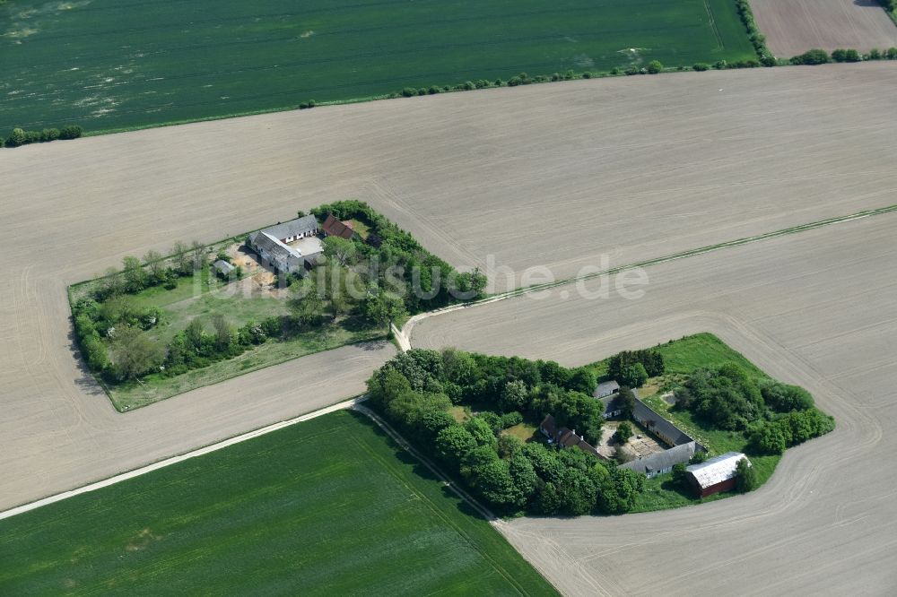 Aakirkeby aus der Vogelperspektive: Gehöft eines Bauernhofes am Rand von bestellten Feldern in Aakirkeby in Region Hovedstaden, Dänemark