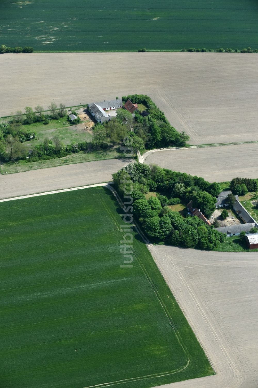 Luftbild Aakirkeby - Gehöft eines Bauernhofes am Rand von bestellten Feldern in Aakirkeby in Region Hovedstaden, Dänemark