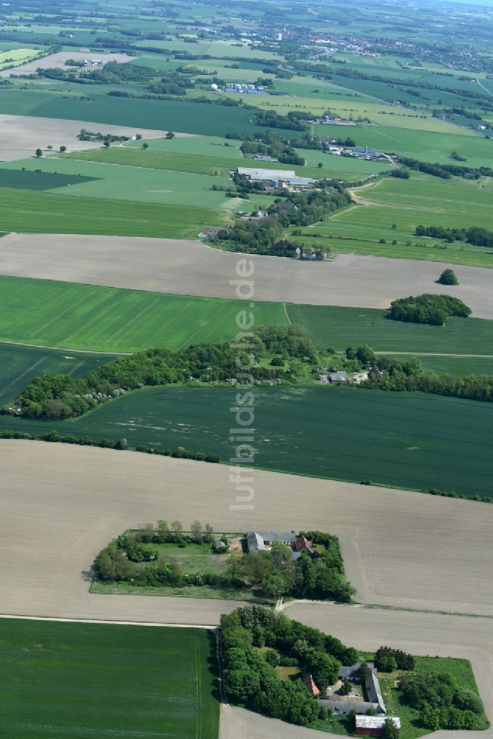 Luftaufnahme Aakirkeby - Gehöft eines Bauernhofes am Rand von bestellten Feldern in Aakirkeby in Region Hovedstaden, Dänemark