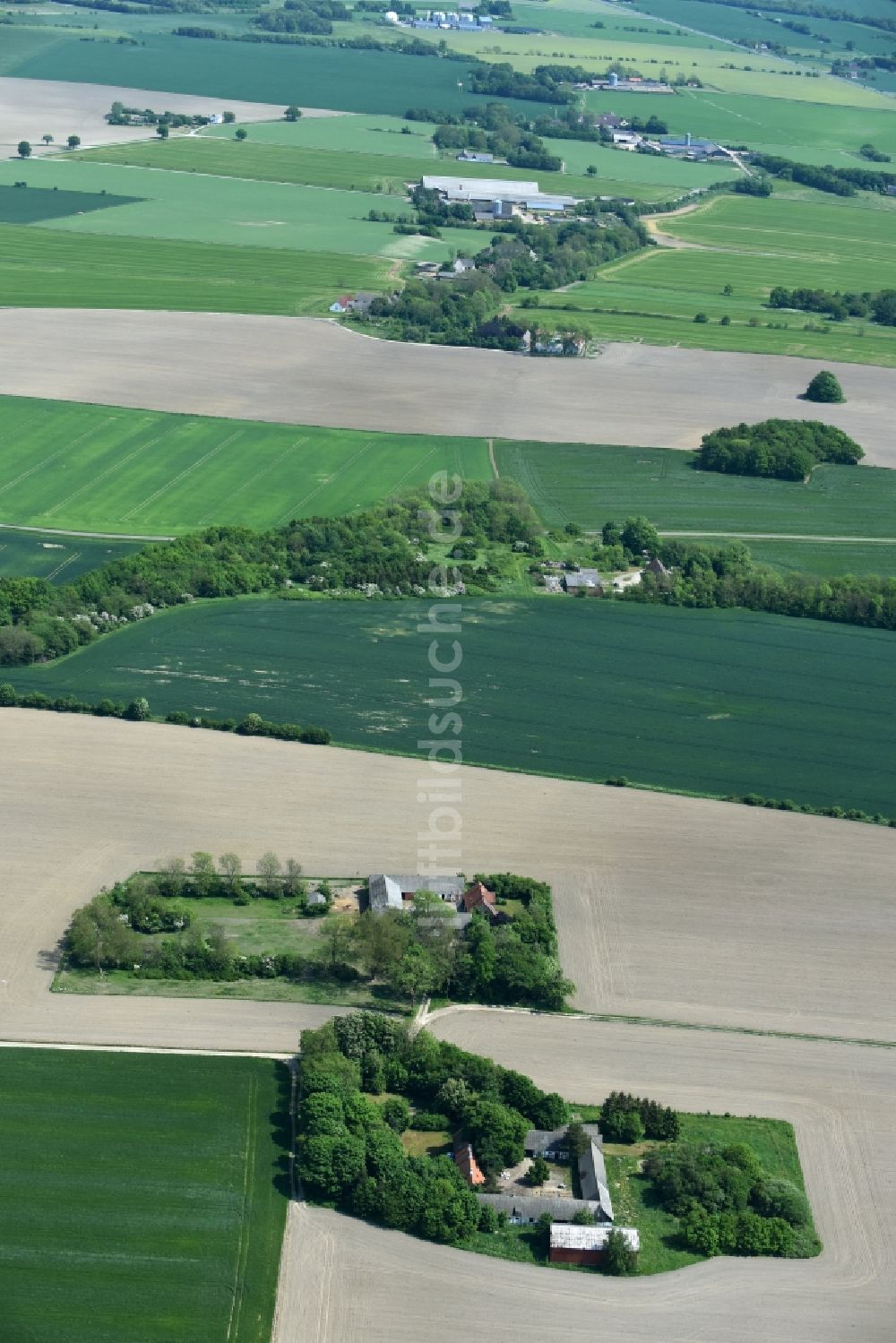 Aakirkeby von oben - Gehöft eines Bauernhofes am Rand von bestellten Feldern in Aakirkeby in Region Hovedstaden, Dänemark