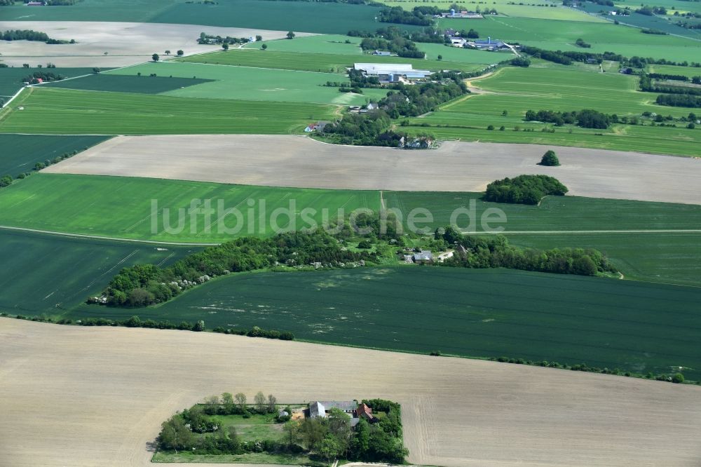 Aakirkeby aus der Vogelperspektive: Gehöft eines Bauernhofes am Rand von bestellten Feldern in Aakirkeby in Region Hovedstaden, Dänemark