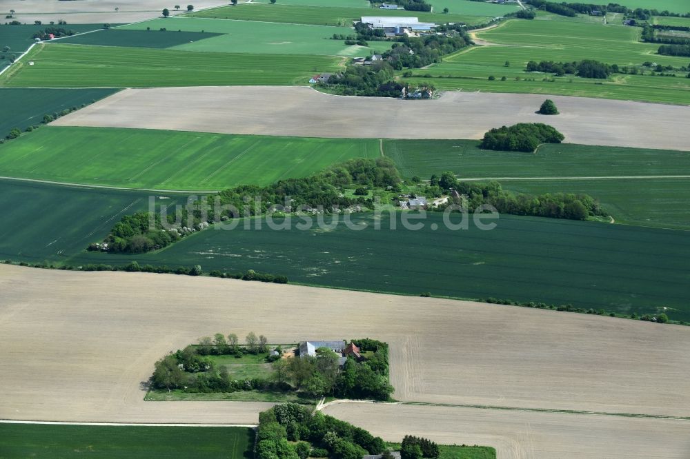 Luftbild Aakirkeby - Gehöft eines Bauernhofes am Rand von bestellten Feldern in Aakirkeby in Region Hovedstaden, Dänemark