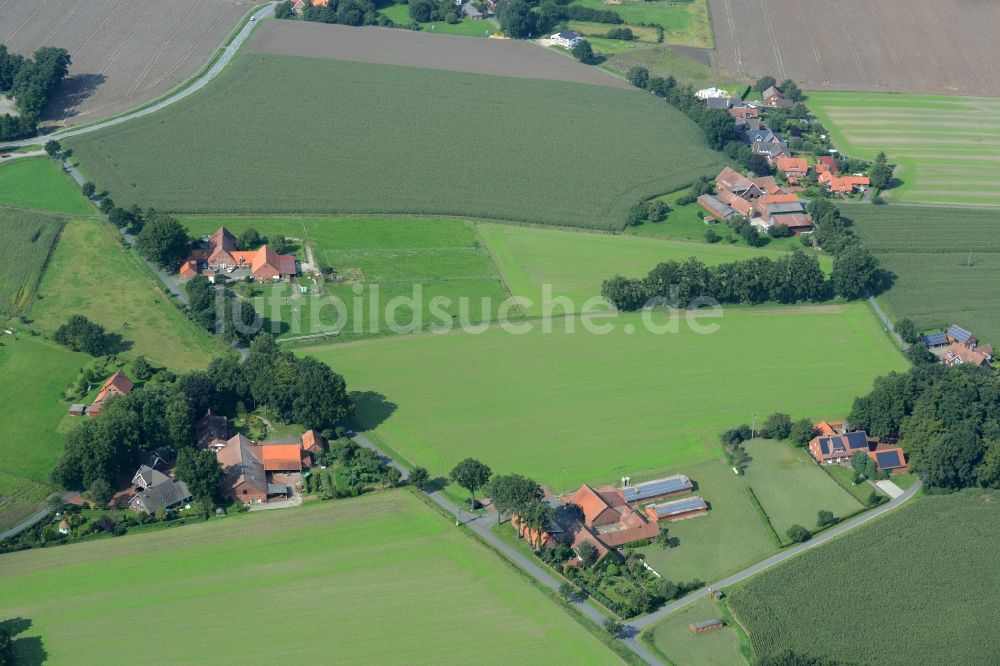 Luftbild Alfhausen - Gehöft eines Bauernhofes am Rand von bestellten Feldern in Alfhausen im Bundesland Niedersachsen