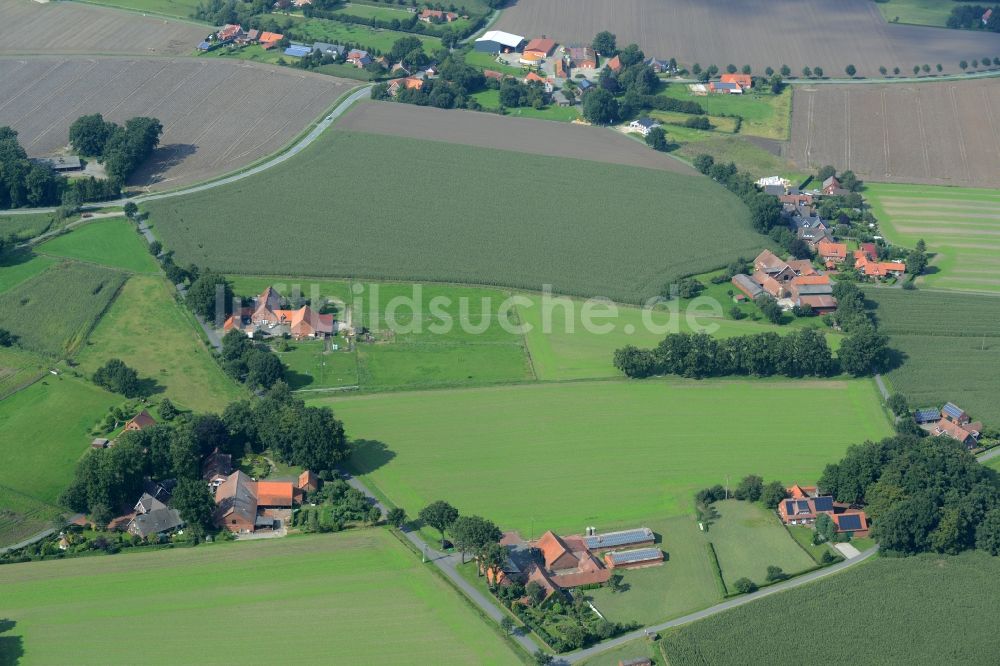 Luftaufnahme Alfhausen - Gehöft eines Bauernhofes am Rand von bestellten Feldern in Alfhausen im Bundesland Niedersachsen