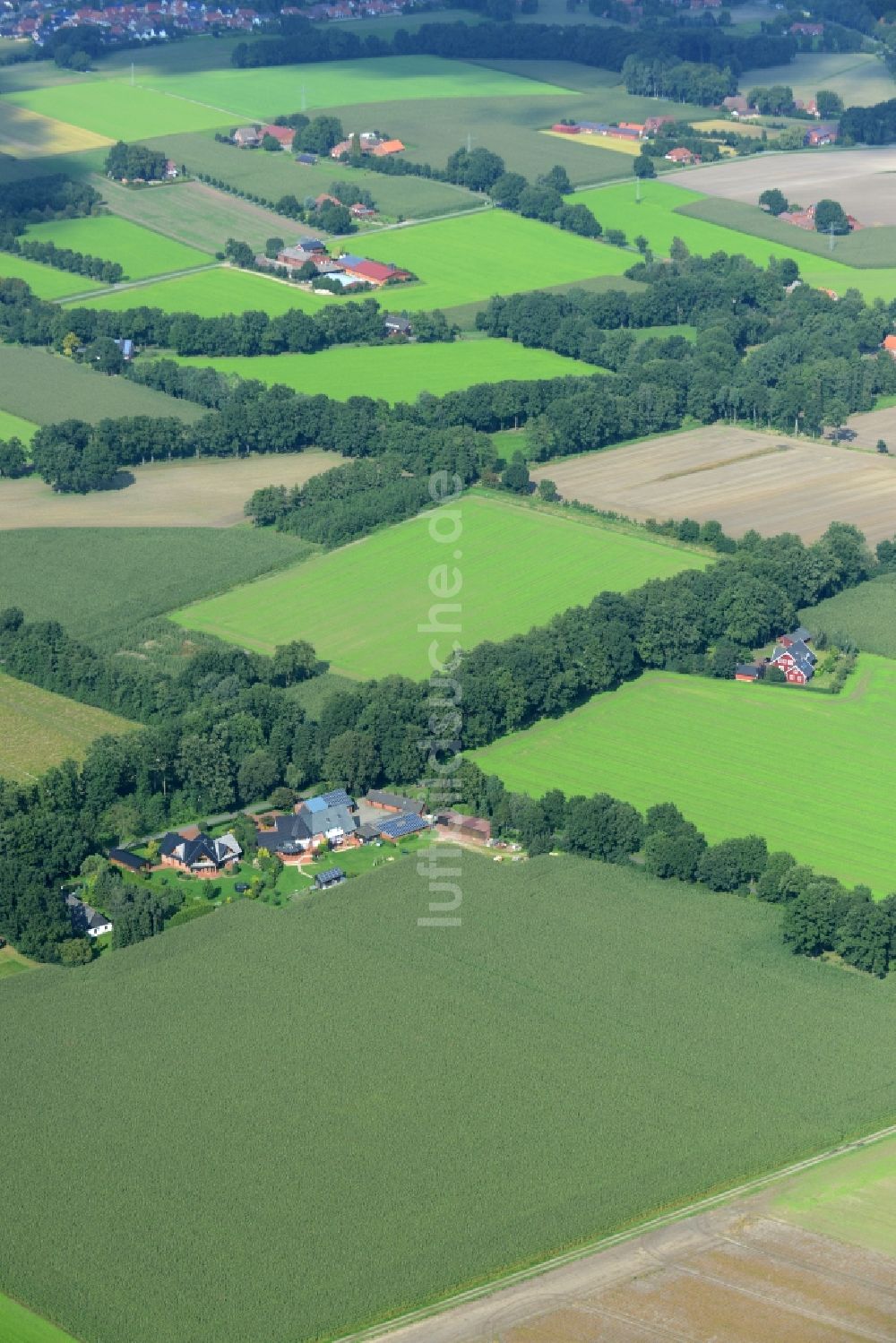 Luftaufnahme Alfhausen - Gehöft eines Bauernhofes am Rand von bestellten Feldern in Alfhausen im Bundesland Niedersachsen