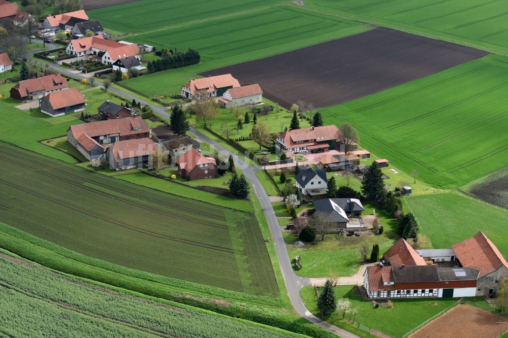 Luftbild Barnstorf - Gehöft eines Bauernhofes am Rand von bestellten Feldern in Barnstorf im Bundesland Niedersachsen