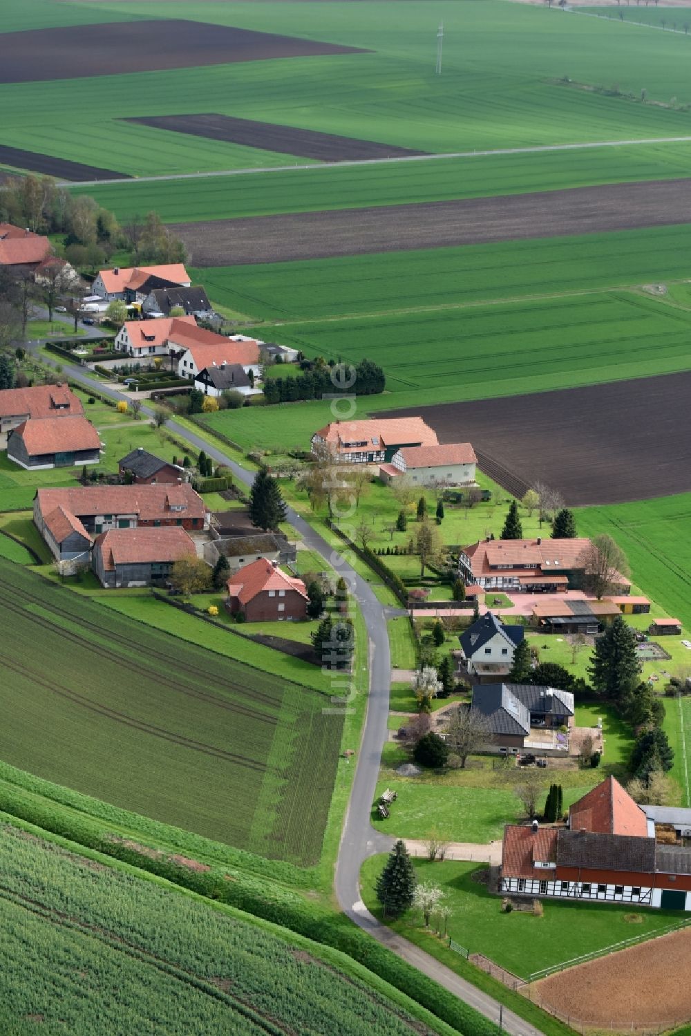 Luftaufnahme Barnstorf - Gehöft eines Bauernhofes am Rand von bestellten Feldern in Barnstorf im Bundesland Niedersachsen