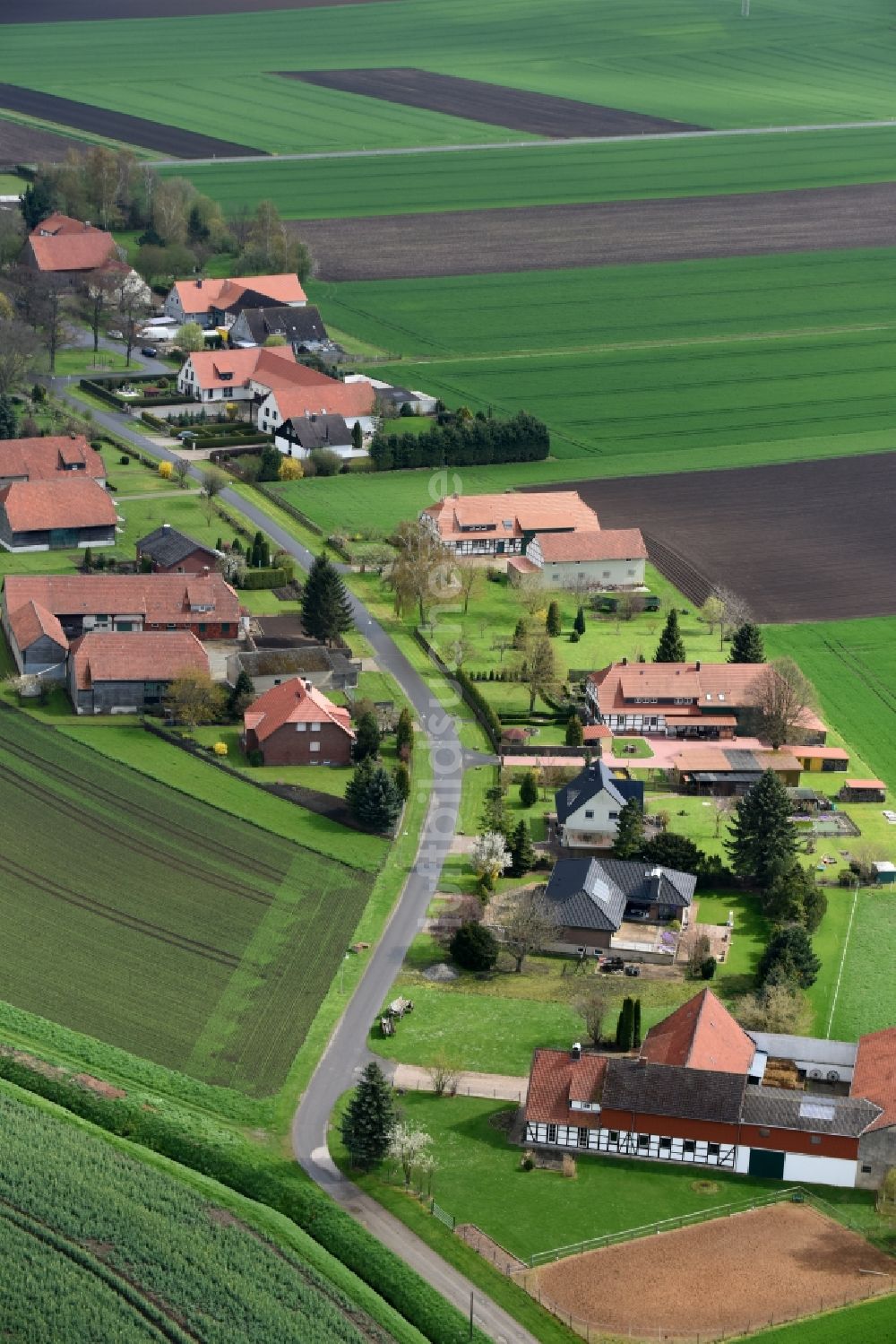 Barnstorf von oben - Gehöft eines Bauernhofes am Rand von bestellten Feldern in Barnstorf im Bundesland Niedersachsen