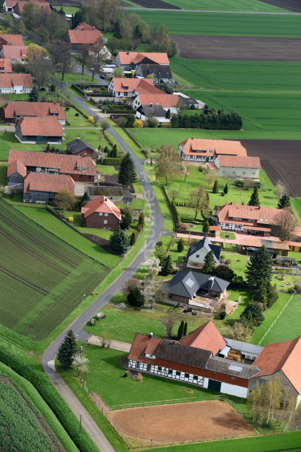 Barnstorf aus der Vogelperspektive: Gehöft eines Bauernhofes am Rand von bestellten Feldern in Barnstorf im Bundesland Niedersachsen