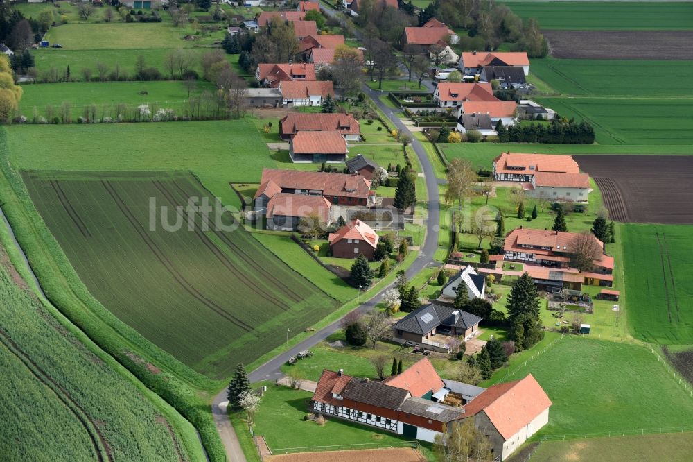 Luftaufnahme Barnstorf - Gehöft eines Bauernhofes am Rand von bestellten Feldern in Barnstorf im Bundesland Niedersachsen