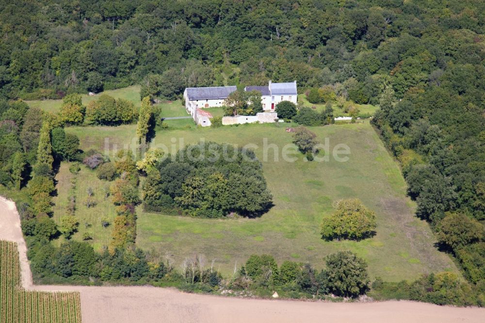 Charce Saint Ellier sur Aubance aus der Vogelperspektive: Gehöft eines Bauernhofes am Rand von bestellten Feldern in Charce Saint Ellier sur Aubance in Pays de la Loire, Frankreich