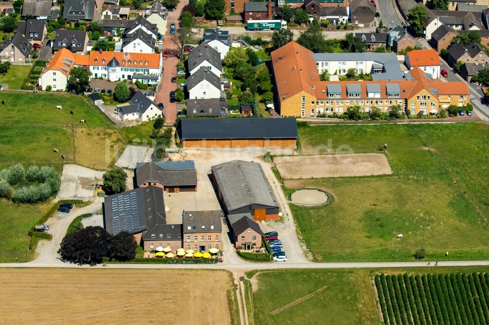 Duisburg aus der Vogelperspektive: Gehöft eines Bauernhofes am Rand von bestellten Feldern in Duisburg im Bundesland Nordrhein-Westfalen