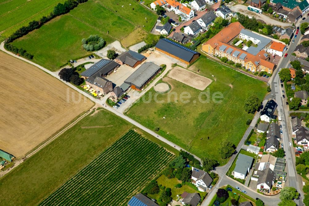 Duisburg von oben - Gehöft eines Bauernhofes am Rand von bestellten Feldern in Duisburg im Bundesland Nordrhein-Westfalen