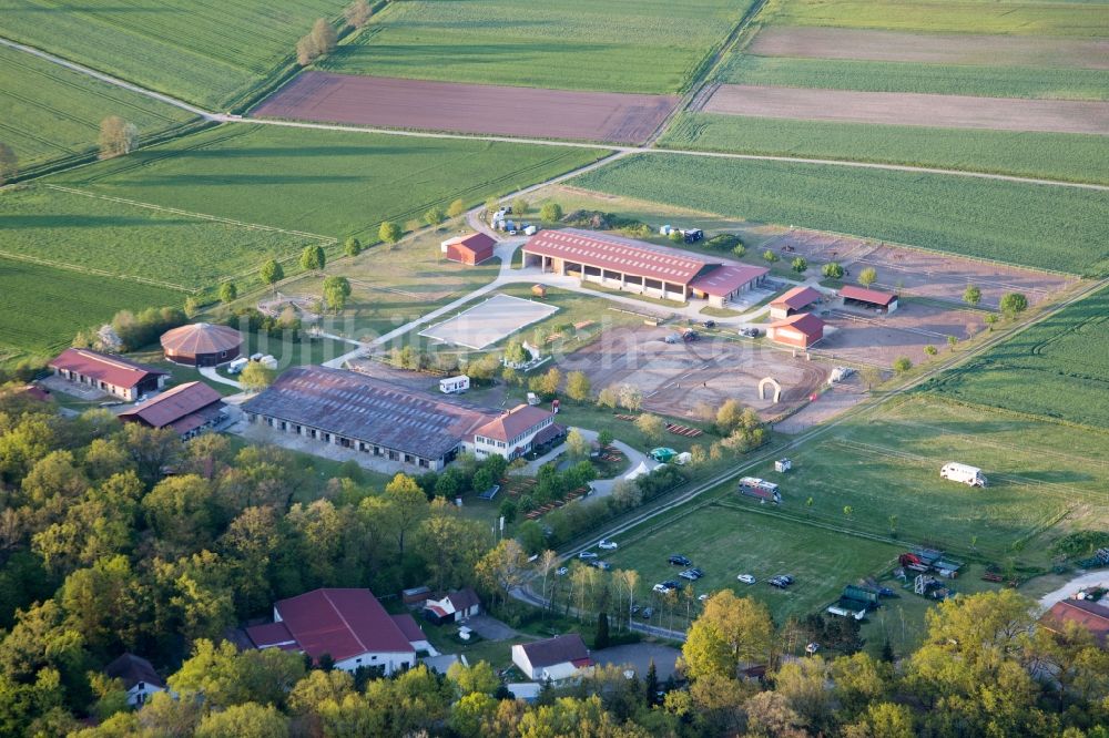 Luftbild Großlangheim - Gehöft eines Bauernhofes am Rand von bestellten Feldern in Großlangheim im Bundesland Bayern, Deutschland