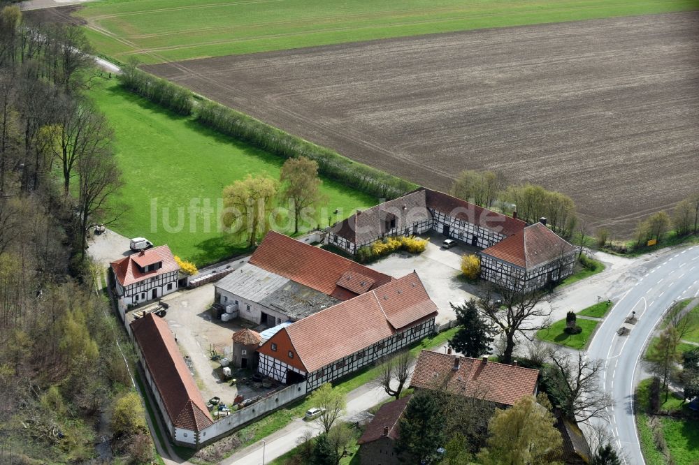 Luftaufnahme Hahausen - Gehöft eines Bauernhofes am Rand von bestellten Feldern in Hahausen im Bundesland Niedersachsen