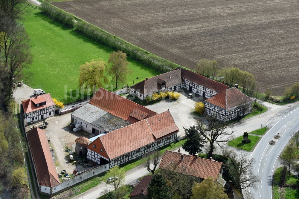 Hahausen von oben - Gehöft eines Bauernhofes am Rand von bestellten Feldern in Hahausen im Bundesland Niedersachsen