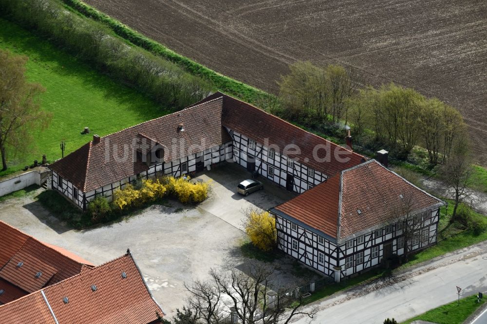 Hahausen aus der Vogelperspektive: Gehöft eines Bauernhofes am Rand von bestellten Feldern in Hahausen im Bundesland Niedersachsen