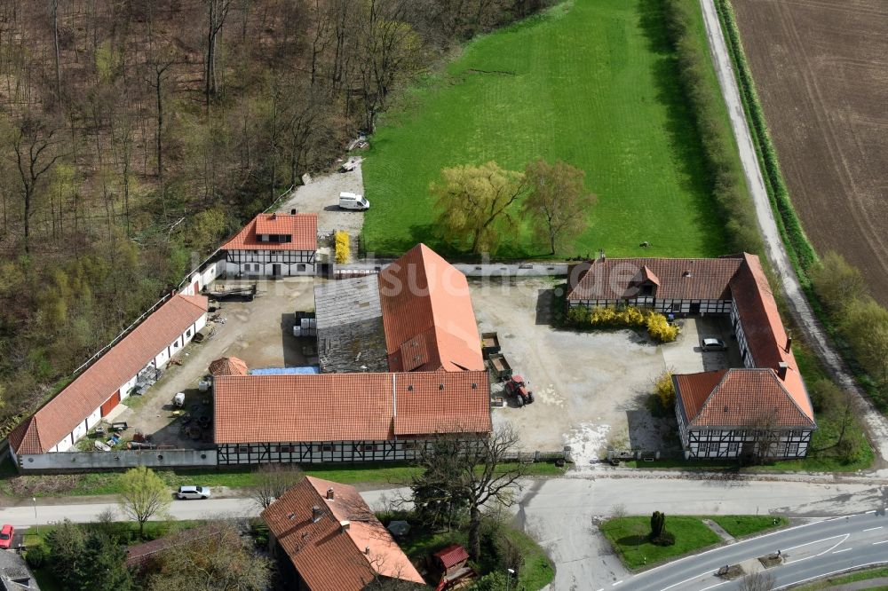 Luftbild Hahausen - Gehöft eines Bauernhofes am Rand von bestellten Feldern in Hahausen im Bundesland Niedersachsen