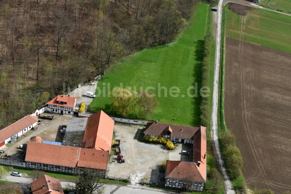 Luftaufnahme Hahausen - Gehöft eines Bauernhofes am Rand von bestellten Feldern in Hahausen im Bundesland Niedersachsen