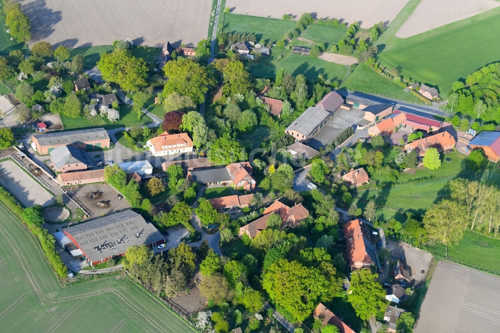 Luftaufnahme Hambrock - Gehöft eines Bauernhofes am Rand von bestellten Feldern in Hambrock im Bundesland Niedersachsen, Deutschland