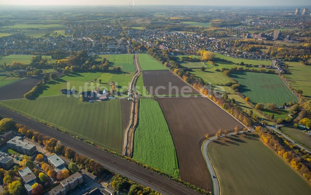 Luftaufnahme Hamm - Gehöft eines Bauernhofes am Rand von bestellten Feldern in Hamm im Bundesland Nordrhein-Westfalen