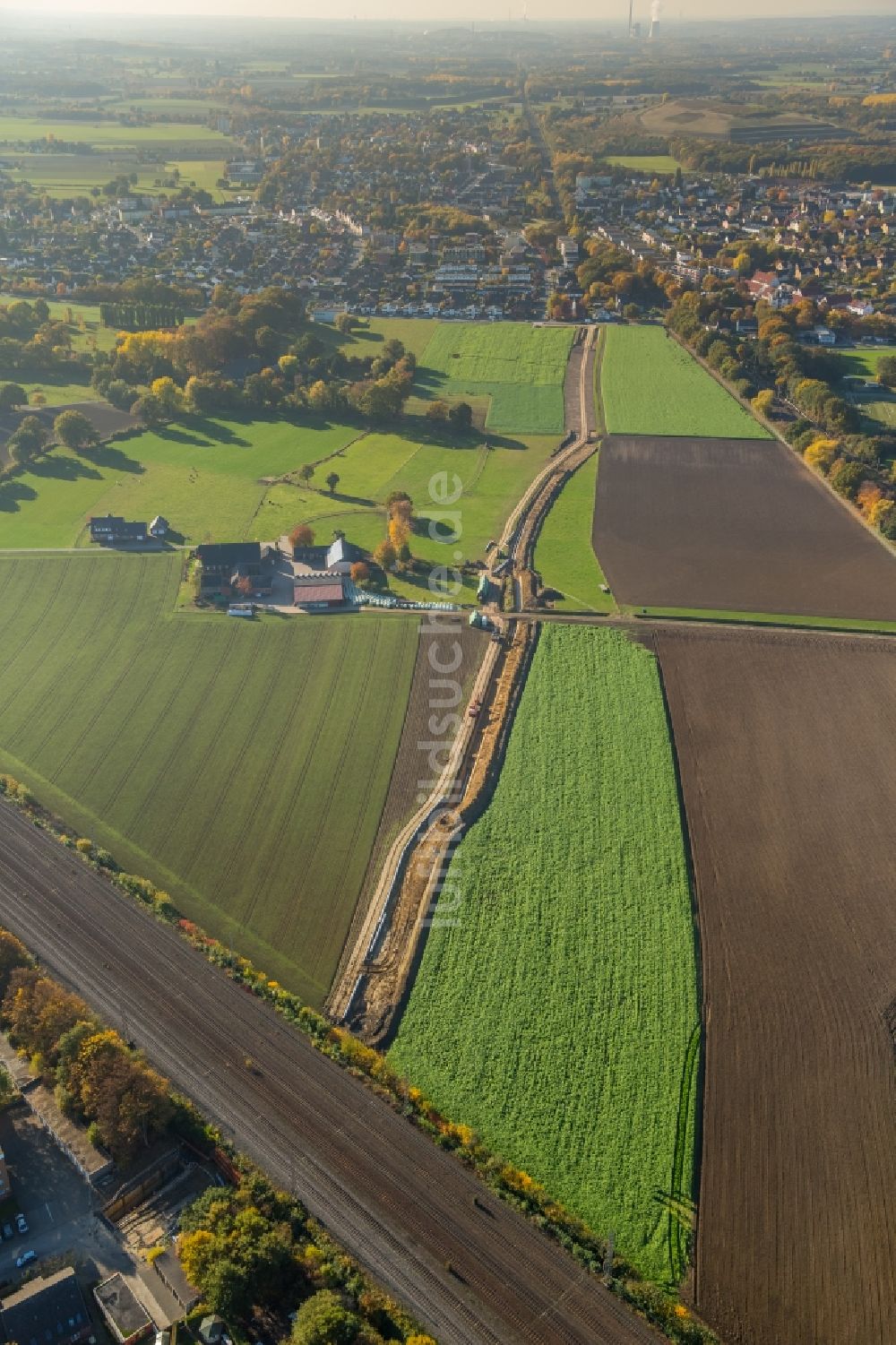 Hamm von oben - Gehöft eines Bauernhofes am Rand von bestellten Feldern in Hamm im Bundesland Nordrhein-Westfalen