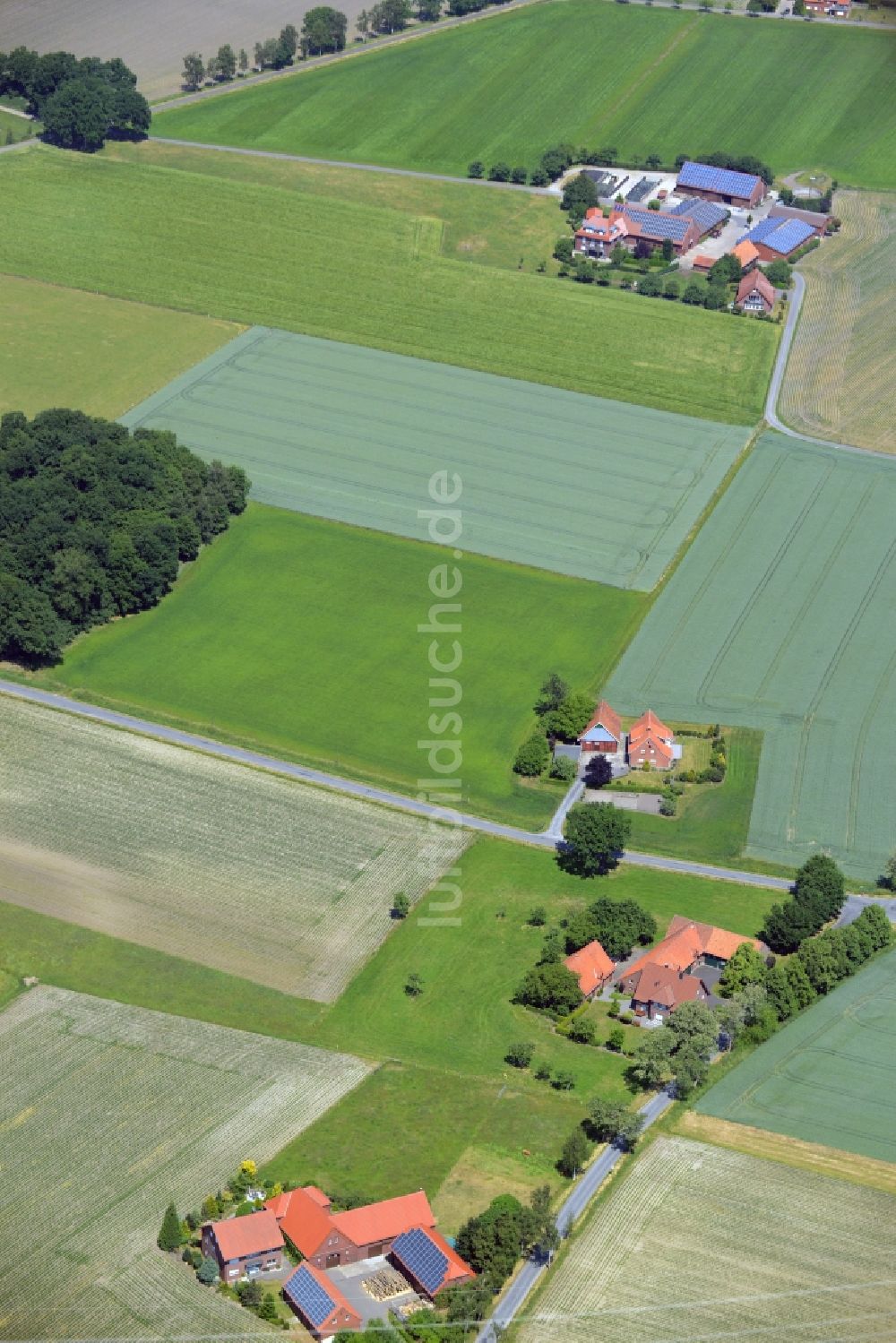 Luftbild Herzebrock-Clarholz - Gehöft eines Bauernhofes am Rand von bestellten Feldern in Herzebrock-Clarholz im Bundesland Nordrhein-Westfalen