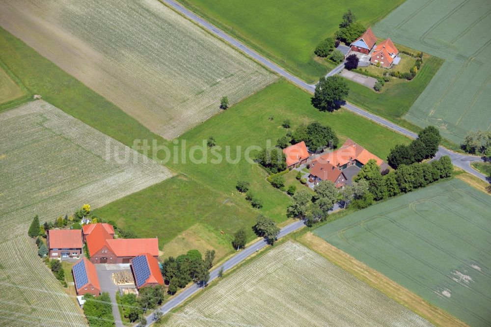 Herzebrock-Clarholz von oben - Gehöft eines Bauernhofes am Rand von bestellten Feldern in Herzebrock-Clarholz im Bundesland Nordrhein-Westfalen