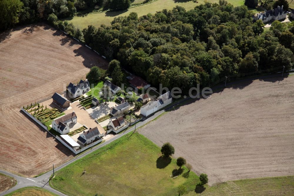 Huismes aus der Vogelperspektive: Gehöft eines Bauernhofes am Rand von bestellten Feldern in Huismes in Centre-Val de Loire, Frankreich