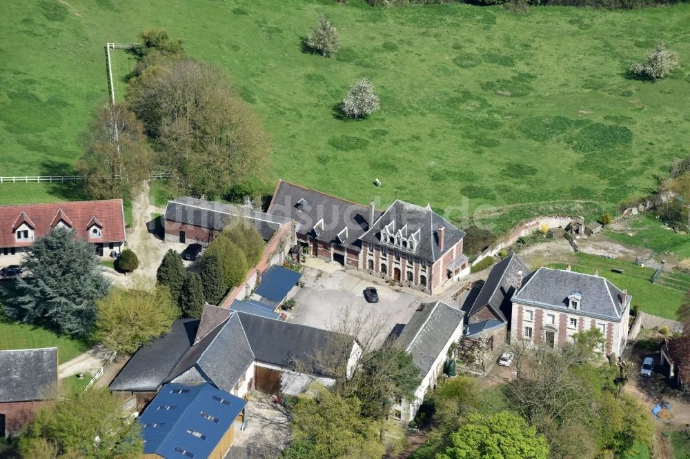 Mont-Saint-Éloi aus der Vogelperspektive: Gehöft eines Bauernhofes am Rand von bestellten Feldern in Mont-Saint-Éloi in Nord-Pas-de-Calais Picardie, Frankreich