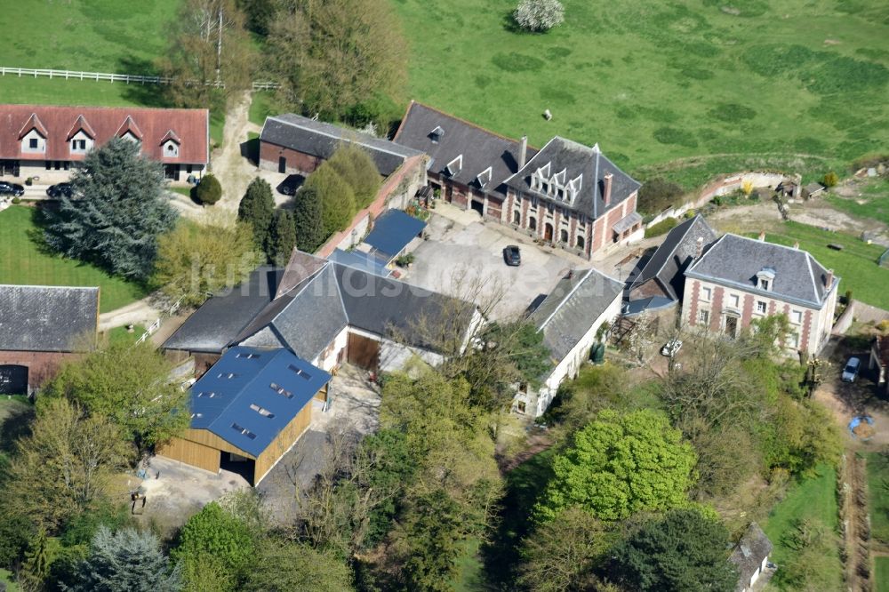 Luftbild Mont-Saint-Éloi - Gehöft eines Bauernhofes am Rand von bestellten Feldern in Mont-Saint-Éloi in Nord-Pas-de-Calais Picardie, Frankreich