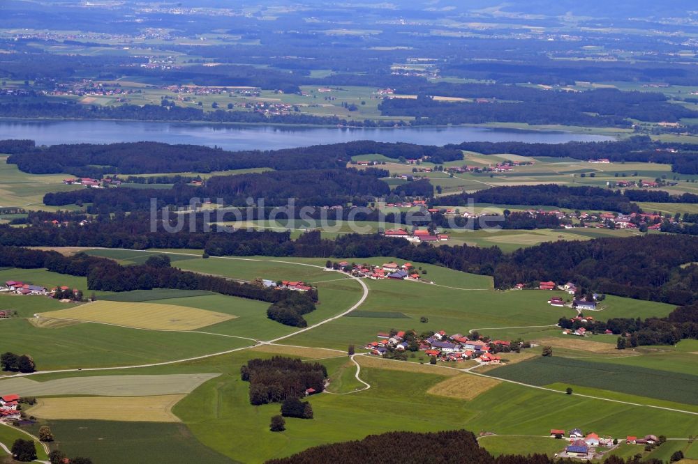 Luftaufnahme Nirnharting - Gehöft eines Bauernhofes am Rand von bestellten Feldern in Nirnharting im Bundesland Bayern, Deutschland