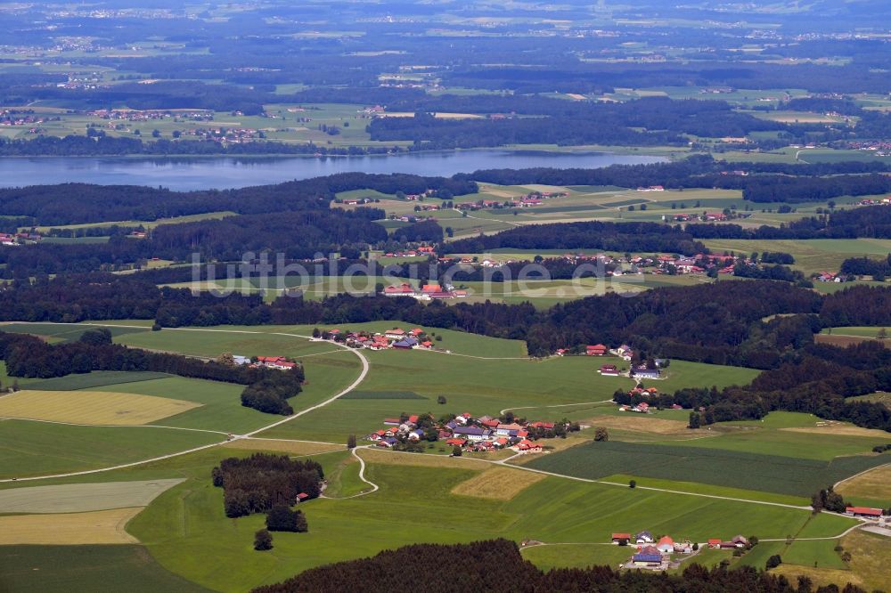 Nirnharting aus der Vogelperspektive: Gehöft eines Bauernhofes am Rand von bestellten Feldern in Nirnharting im Bundesland Bayern, Deutschland