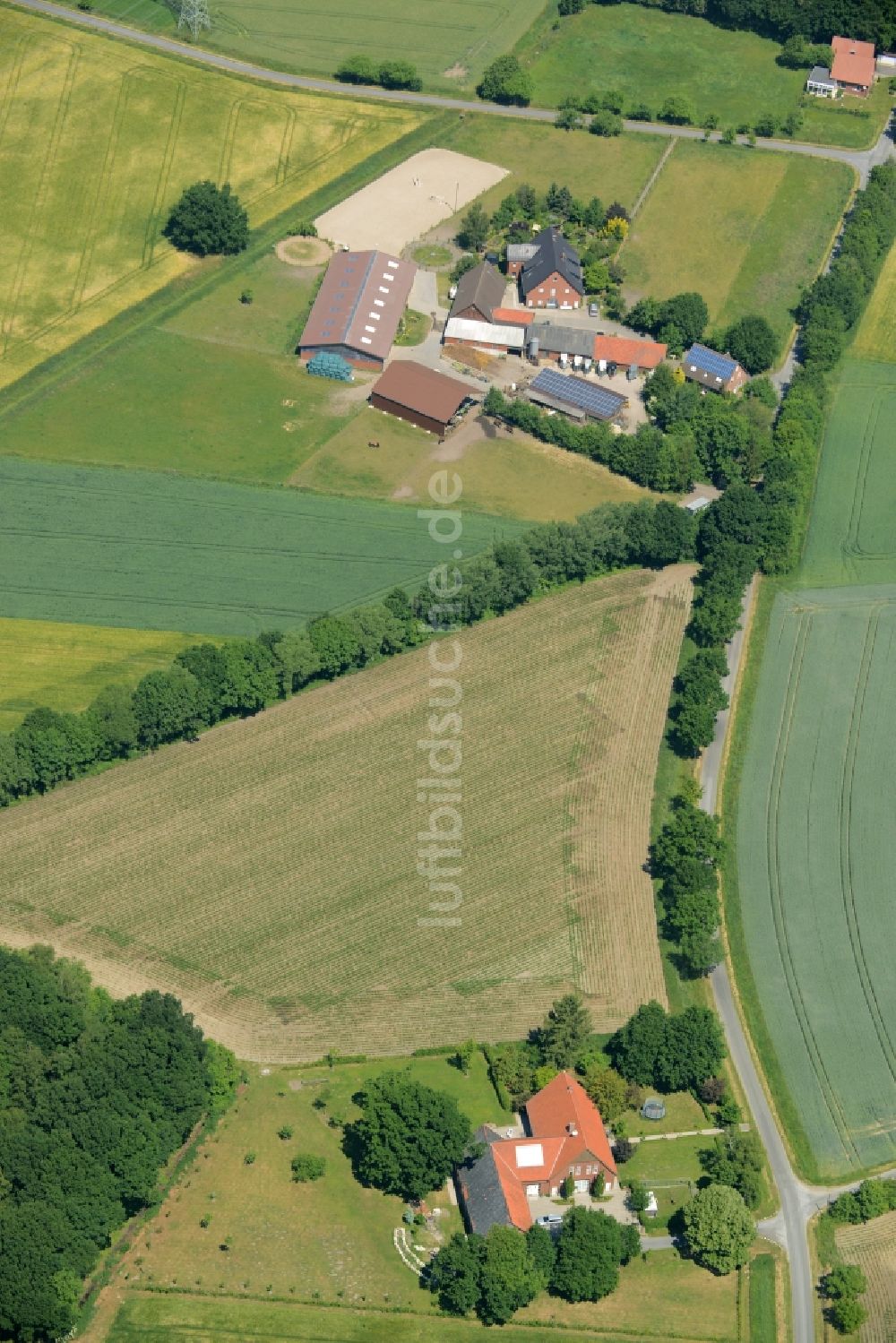 Luftbild Oelde - Gehöft eines Bauernhofes am Rand von bestellten Feldern in Oelde im Bundesland Nordrhein-Westfalen