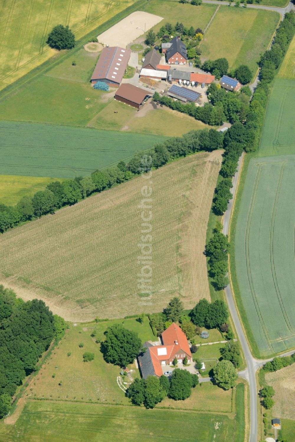 Luftaufnahme Oelde - Gehöft eines Bauernhofes am Rand von bestellten Feldern in Oelde im Bundesland Nordrhein-Westfalen